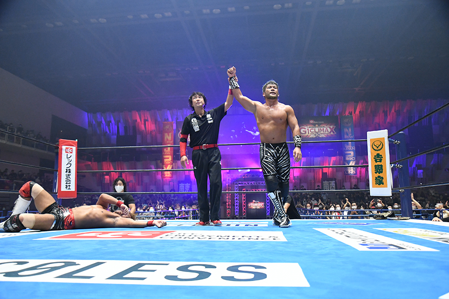 2冠王・内藤哲也に勝利したSANADA(右)【写真：(C)新日本プロレス】