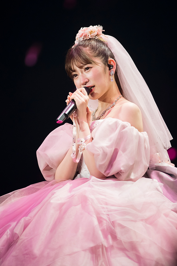 ピンクのドレスでソロ曲「一番好きな花」も披露【写真：(C)NMB48】
