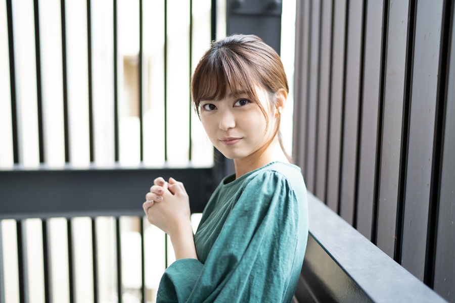 元「AKB48」前田亜美、すらり生足オフショット公開「一億円の美脚」「細いしキレイ」