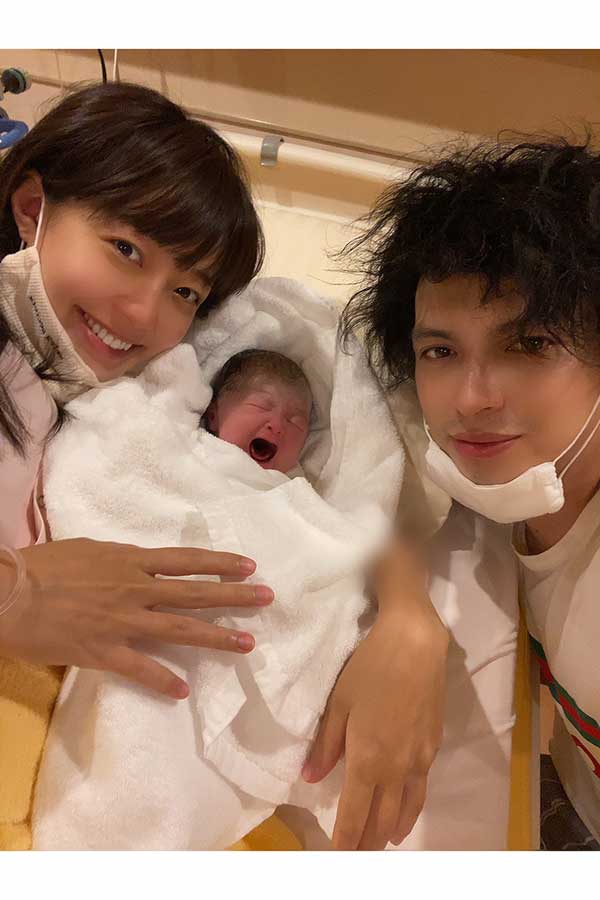 第2子の誕生を喜ぶ川崎希＆アレクサンダー夫妻【写真：インスタグラム(@kawasakinozomi)より】