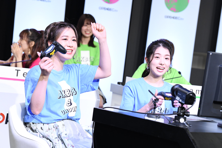 「ぷよぷよ」で大活躍の大家志津香(左)と岩立沙穂【写真：(C)AKB48】