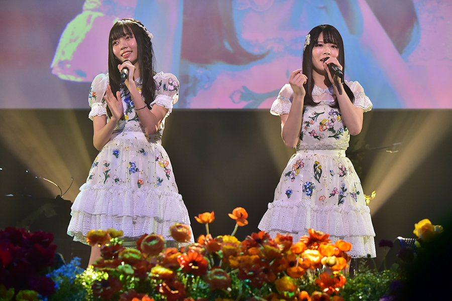 第1回AKB48グループ歌唱力No.1決定戦のファイナリストLIVEで歌を披露するSTU48矢野帆夏(右)とSKE48野島樺乃【写真：(C)TBS】