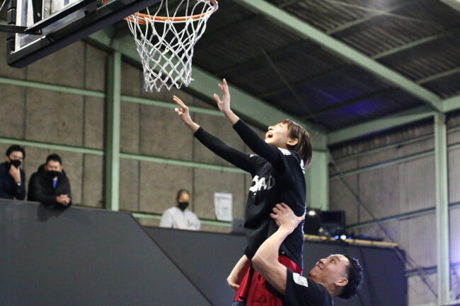人気バスケ女子・すみぽん、195センチ3×3日本代表候補選手に担がれ"ダンク"挑戦 | ENCOUNT - (2)
