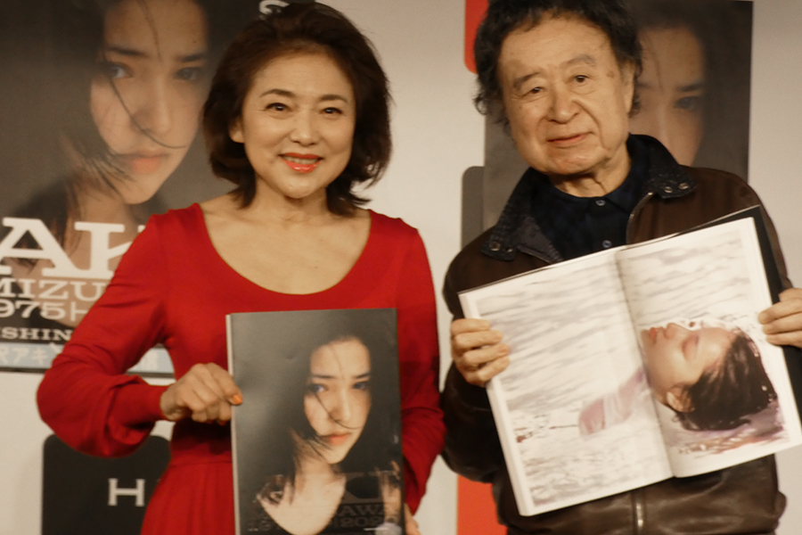 写真集「AKI MIZUSAWA 1975-2020」の発売記念イベントに出席した水沢アキ(左)、篠山紀信【写真：ENCOUNT編集部】