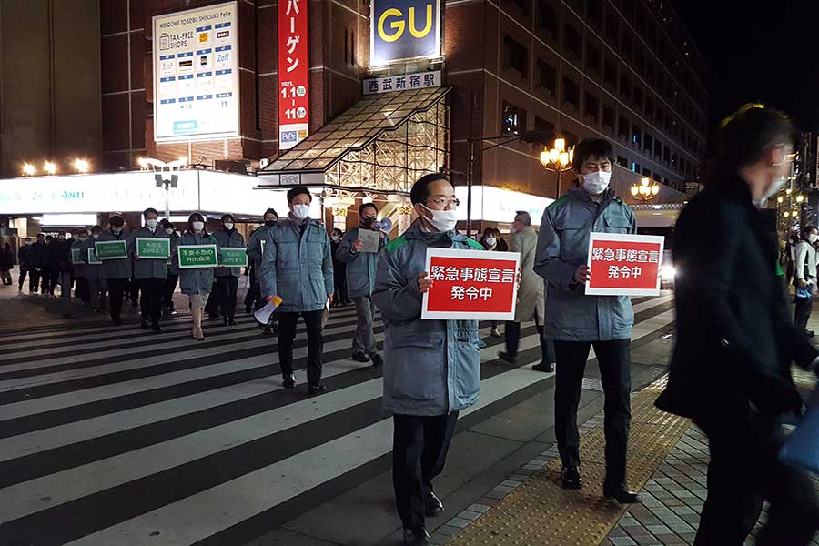 懸命に外出自粛を訴える行政のアピール隊。多くの見物客がこれを取り囲むという皮肉な現象が見られた