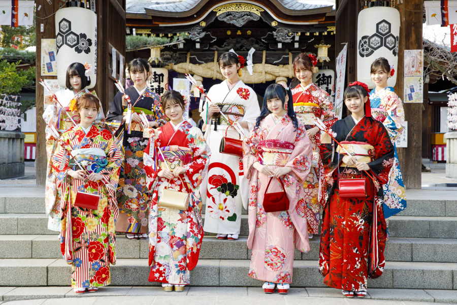 HKT48メンバー9人、成人式の振り袖姿披露　カラフルな個性の「色鉛筆世代」に注目