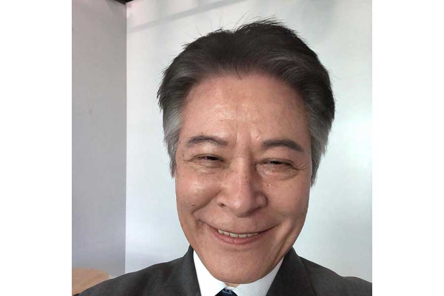鹿賀丈史、初めての自撮り写真が「可愛い」　スーツ姿で笑顔の“おじかわ”な姿が話題に