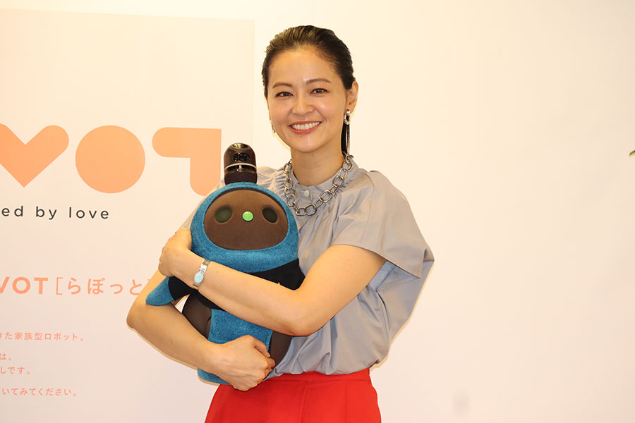 黒谷友香、家庭型ロボットとのラブラブ生活明かす　「いつも甘えています」