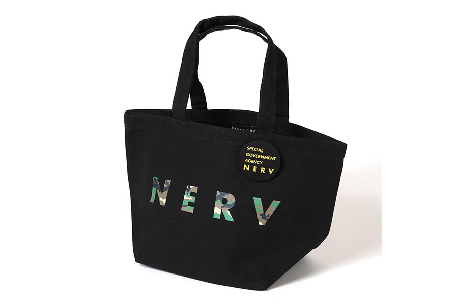 公式ブランド「RADIO EVA」のランチバッグ。『エヴァ』はファッション界にも広がっている【写真：（C）カラー】