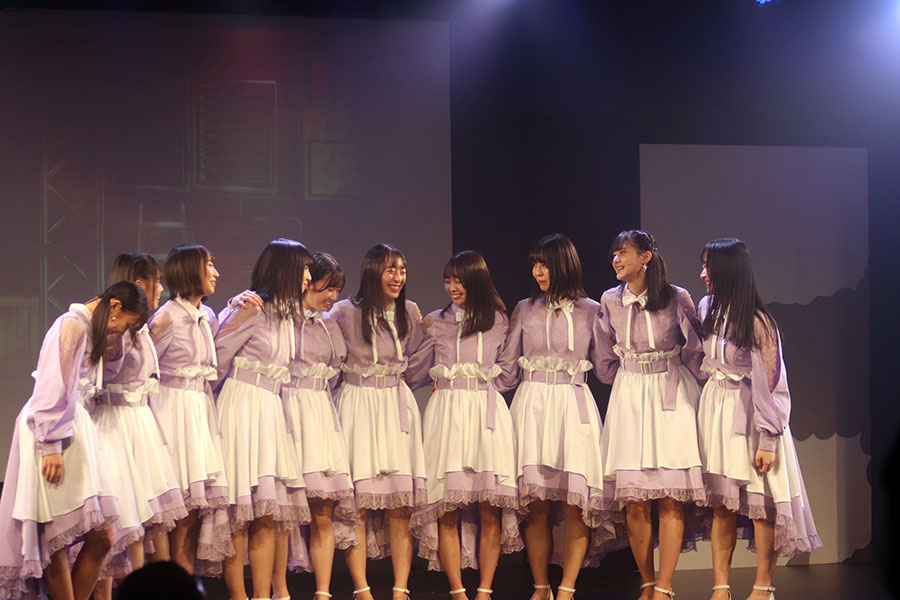 谷口（右から3番目）は舞台「Selfish amity’s」でサラ役を熱演【写真：（C）STU】