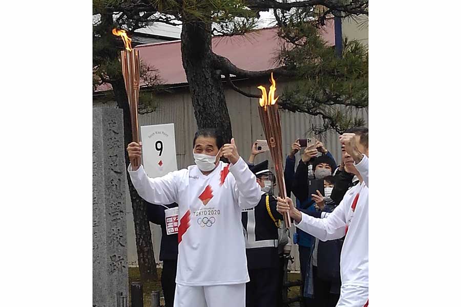 聖火のバトンタッチを終え走り出す谷津嘉章【写真：柴田惣一】