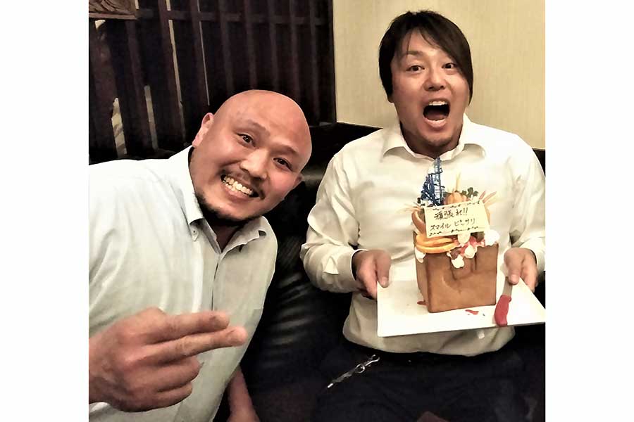 HARASHIMA（右）と岡林裕二は楽しいお酒を楽しんでいる【写真：柴田惣一】