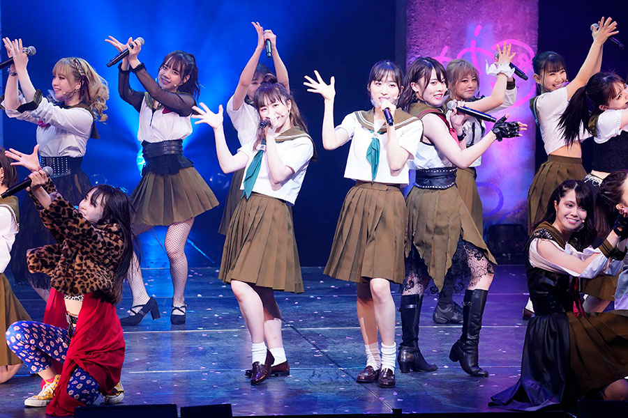 舞台「マジムリ学園 蕾-RAI-」を披露する「AKB48」のチーム8【写真：（C）AKB48】