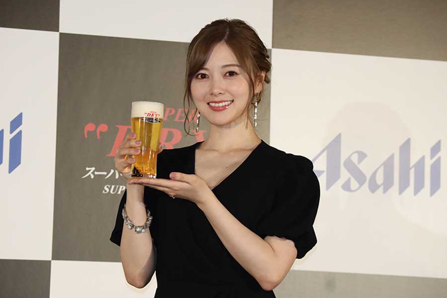 白石麻衣、できたてビールのサーブに“初挑戦”　スーパードライの専務が太鼓判「完璧です」