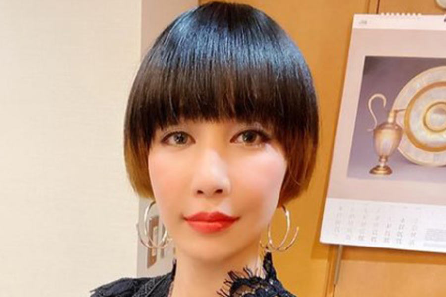 中島美嘉、高崎駅ホームで撮影の全身黒コーデ姿に脱帽「素敵なセンス」「見返り美人」