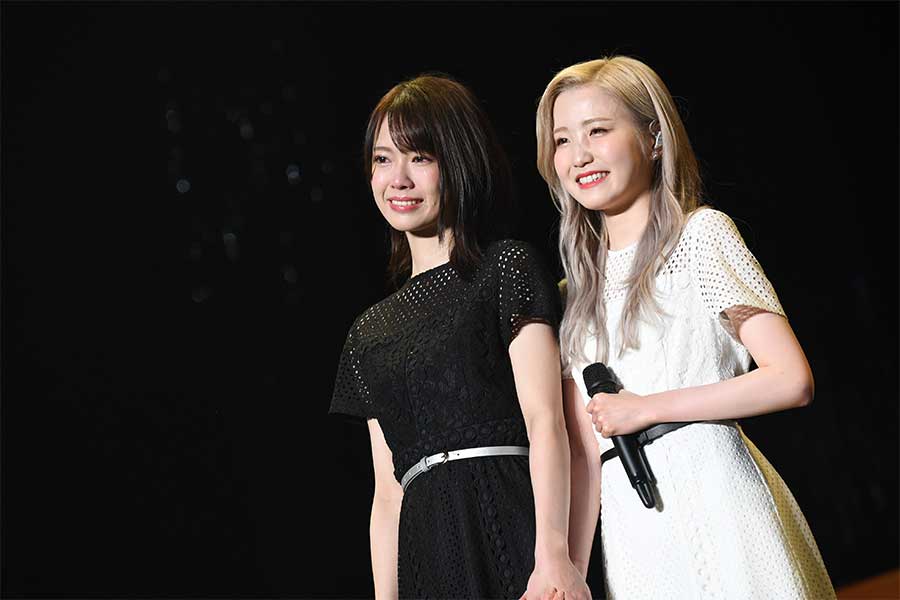 小田えりな（左）は涙ながらに本田仁美復帰を喜んだ【写真：（C）AKB48】