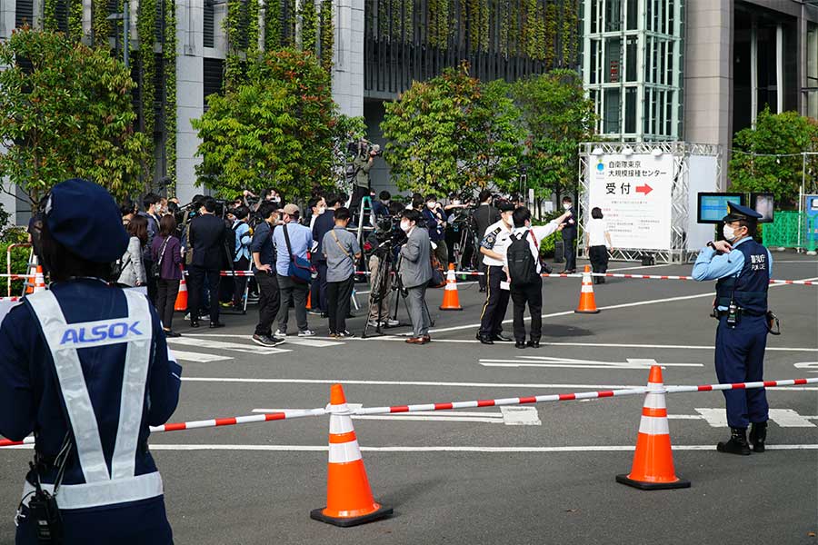 報道陣と警察官でごった返す会場【写真：ENCOUNT編集部】