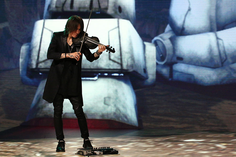 SUGIZOがガンダムとコラボ生演奏「子どものころの夢がかなった」　最新技術に感無量