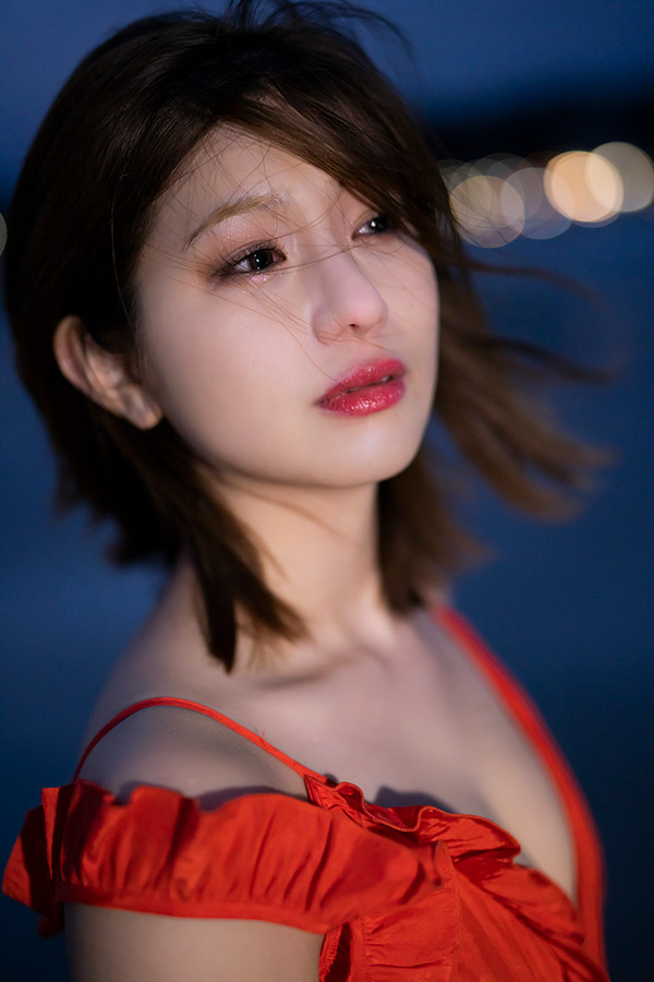 真っ赤なドレスを着て涙を流したショット【写真：（C）KADOKAWA　（C）Showtitle　PHOTO／TANAKA TOMOHISA】