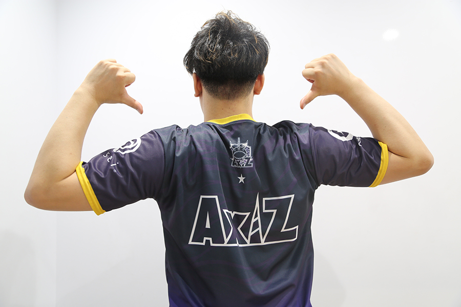 AXIZのチームロゴをアピール【写真：ENCOUNT編集部】