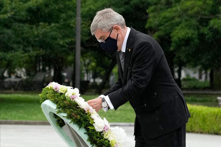 平和記念公園で原爆犠牲者に献花したトーマス・バッハ会長【写真：Getty Images】