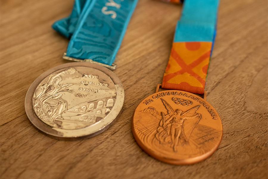 ズシッと重いシドニー五輪の銀メダルとアテネ五輪の銅メダル【写真：荒川祐史】