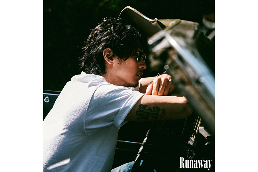 DEAN FUJIOKA、「Runaway」MVでビンテージオープンカー運転　元欅坂46佐藤詩織が出演