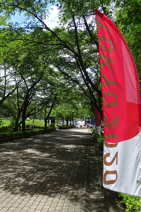 福島県営あづま球場周辺の様子。五輪ののぼりがはためいていた【写真：ENCOUNT編集部】