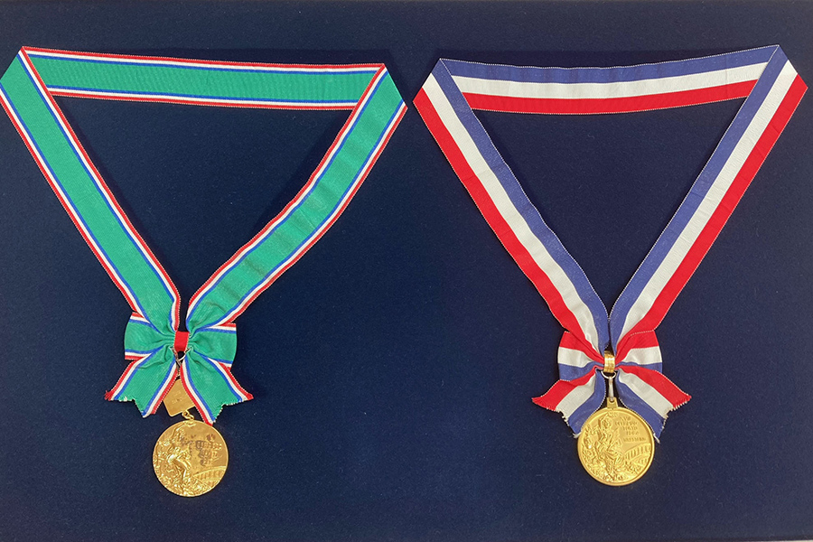 1964年東京五輪と68年メキシコ五輪で獲得した2個の金メダル【写真提供：邑楽町役場】