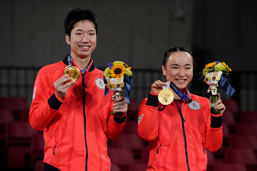 東京五輪・卓球混合ダブルスで金メダルを獲得した水谷隼（左）と伊藤美誠【写真：AP】