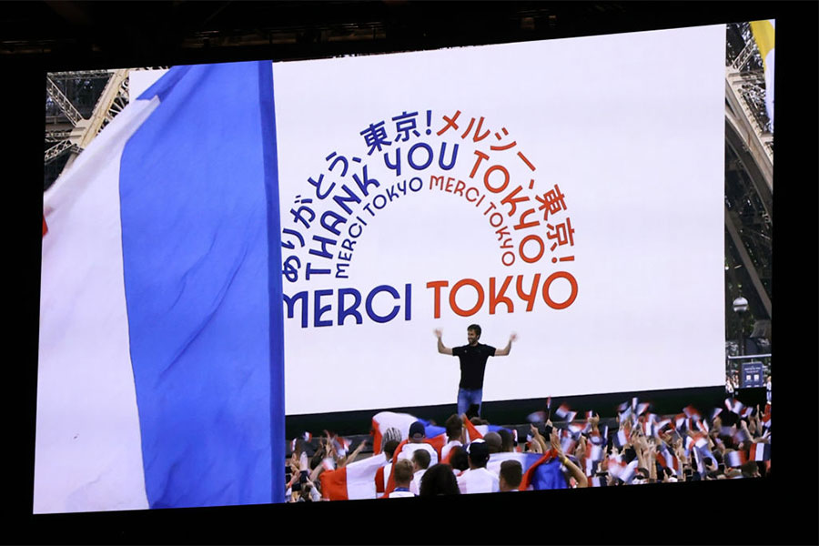 閉会式でメッセージがモニターに映し出された【写真：Getty Images】