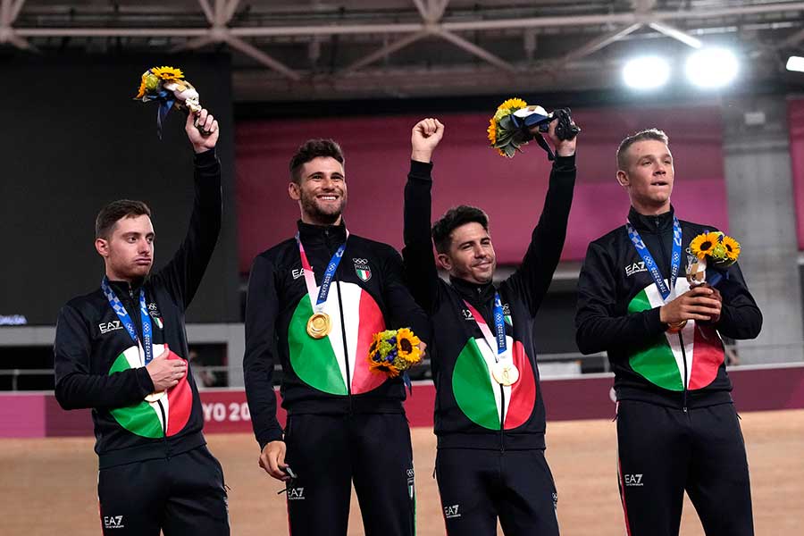 東京五輪・自転車競技男子パシュートで金メダルを獲得したイタリア代表メンバー【写真：AP】