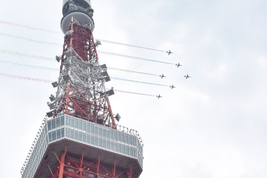 ブルーインパルスが都内飛行　東京タワー周辺は「スリーアギトス」スモークに歓声