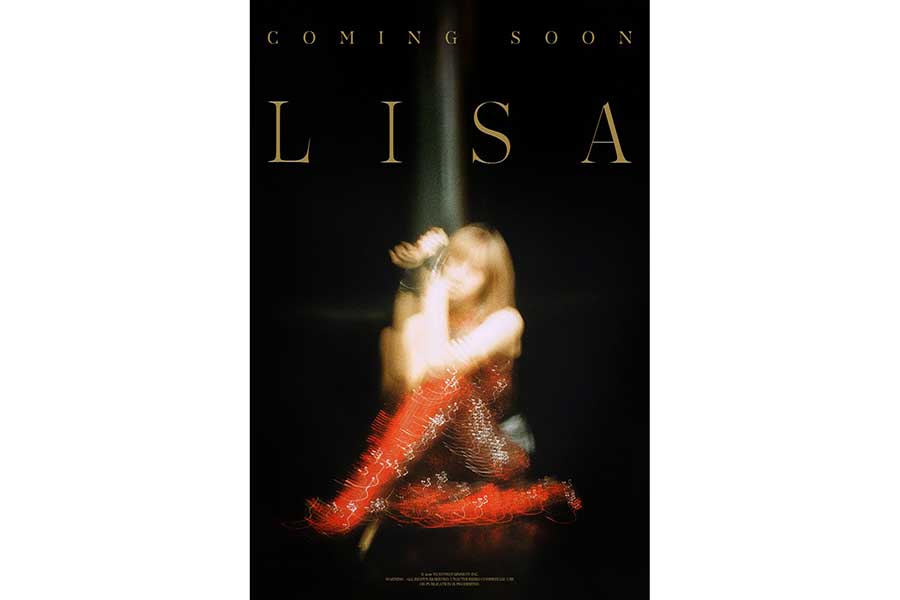 BLACKPINKのLISA、待望のソロデビュー決定　ポスターは金髪で赤い衣装　尋常ではないオーラ