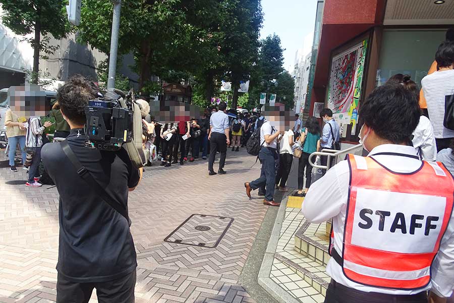 渋谷区立勤労福祉会館前には若者のワクチン接種希望者が長蛇の列を作った【写真：ENCOUNT編集部】（一部、モザイク処理をしています）