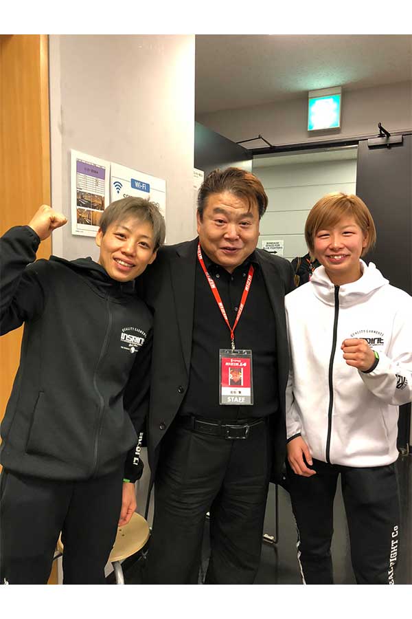 今や女子格闘技をけん引する存在となったRIZIN女子アトム級王者の浜崎朱加（左）、浅倉カンナの両者と記念撮影