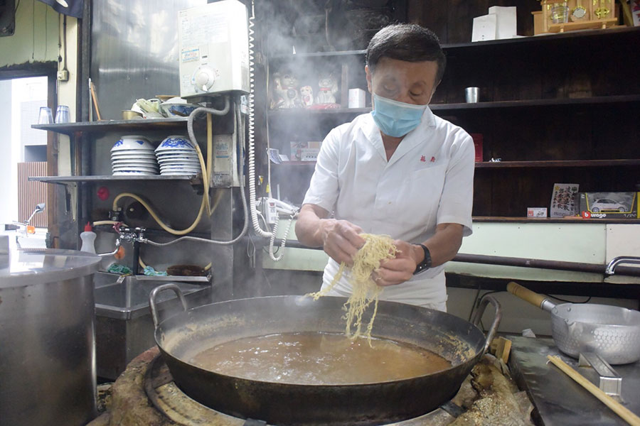 大きなかまどは1回で40人前の麺をゆでることができる【写真：ENCOUNT編集部】