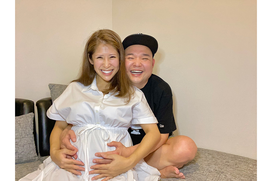 内山信二、妻・琴さんの第1子妊娠を報告「お腹に6ヶ月の赤ちゃんがいます!!」