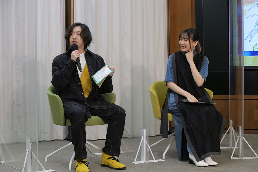 オンライン会見に登場したYOASOBIの（左から）Ayase、ikura【写真：（C）NHK】