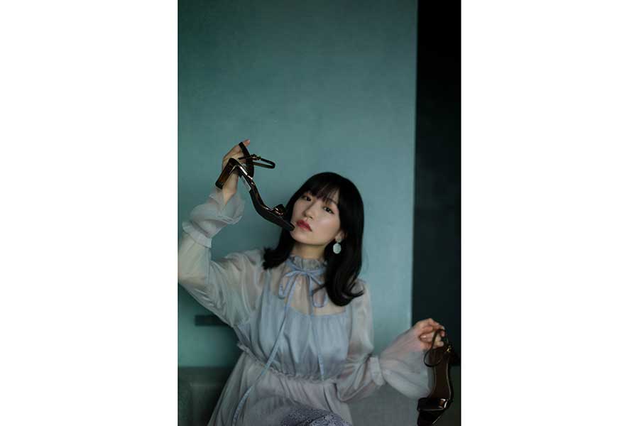 前島亜美、新たな写真集で「断髪式」も　“やってみたかった”アイデアが詰まった作品に