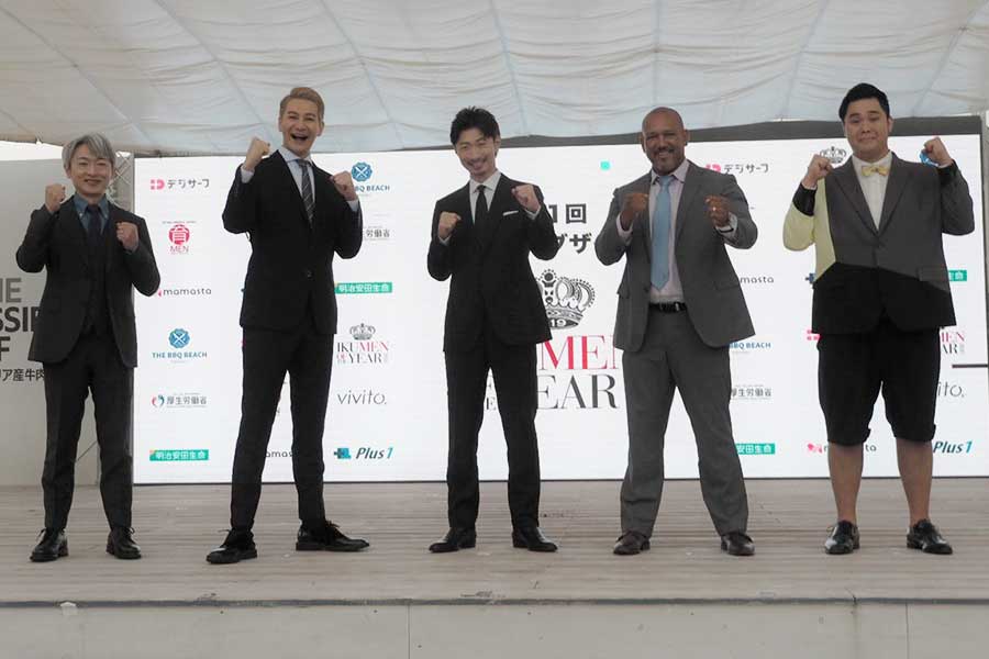 授賞式に出席した登坂淳一、JOY、MAKIDAI、ラミレス氏、ンダホ（左から）【写真：ENCOUNT編集部】