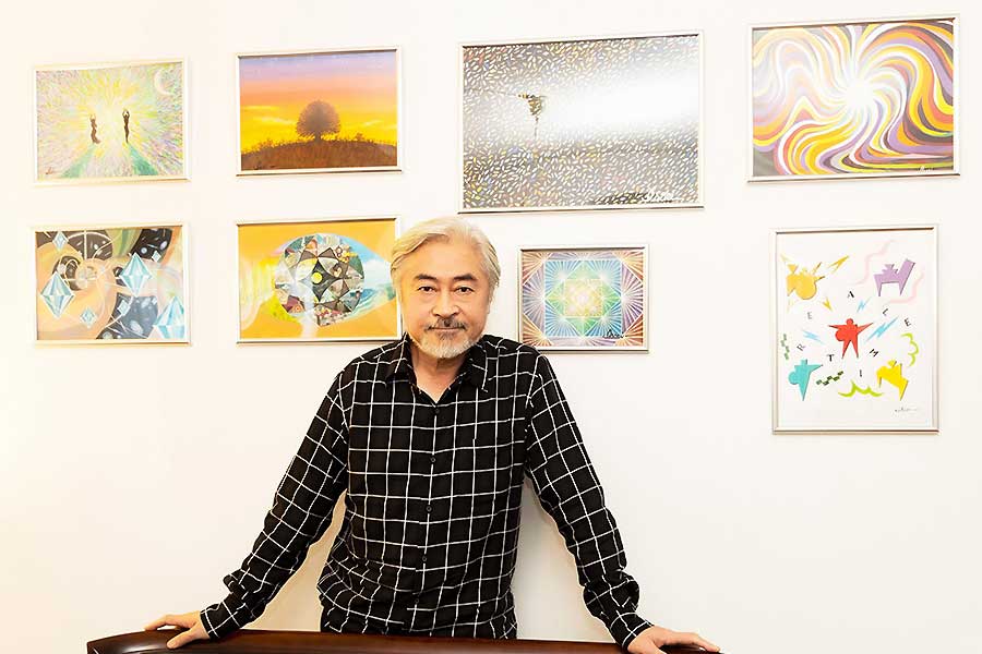 ソロアルバムのCDジャケットとして野呂が描いた作品の数々【写真：山口比佐夫】