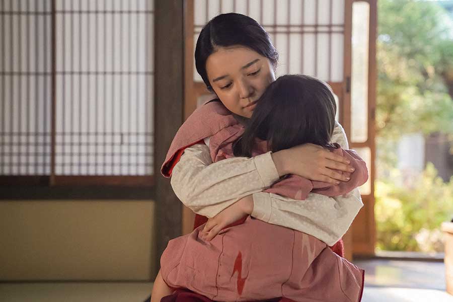 娘のるいを抱きしめる安子（上白石萌音）【写真：(C)NHK】