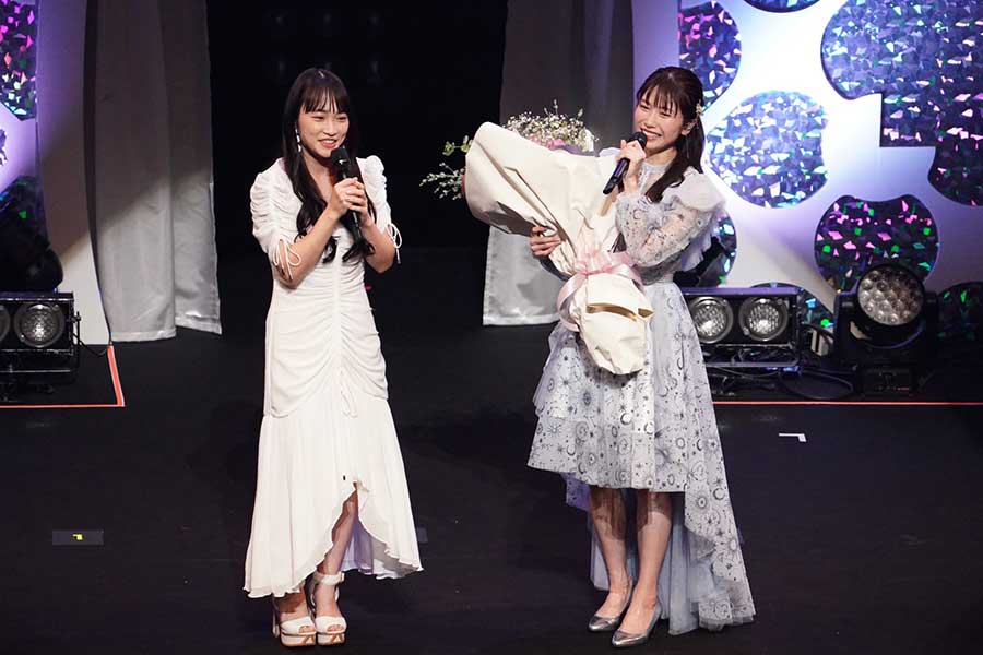 「AKB48」横山由依（右）の卒業コンサートに川栄李奈が登場【写真：荒川祐史】
