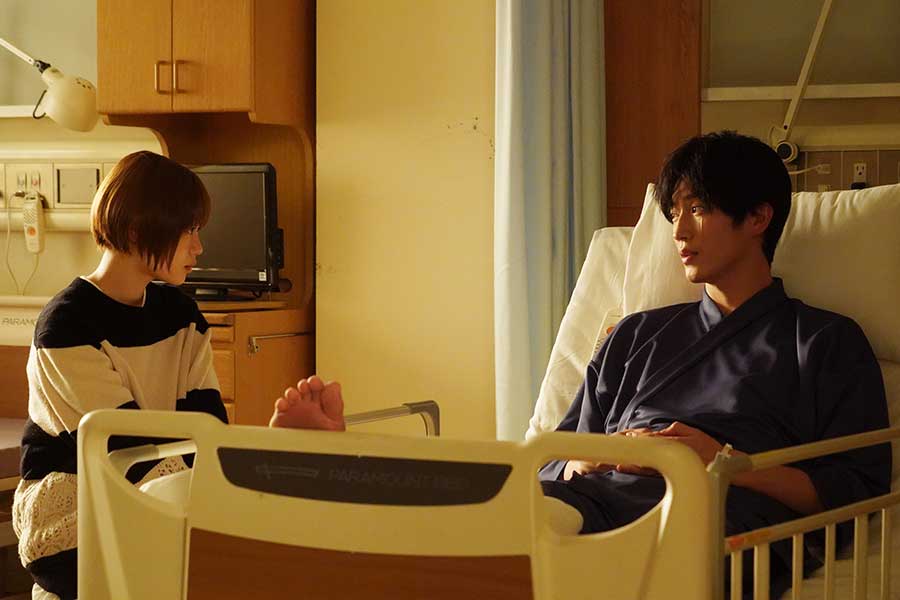 病院のベッドで見つめ合う杉野遥亮（右）と杉咲花【写真：(C)日本テレビ】