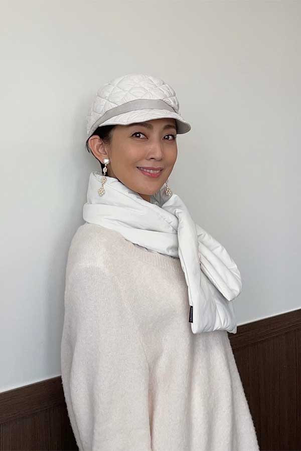芸能生活25周年の田中美里。帽子もプロデュースしている