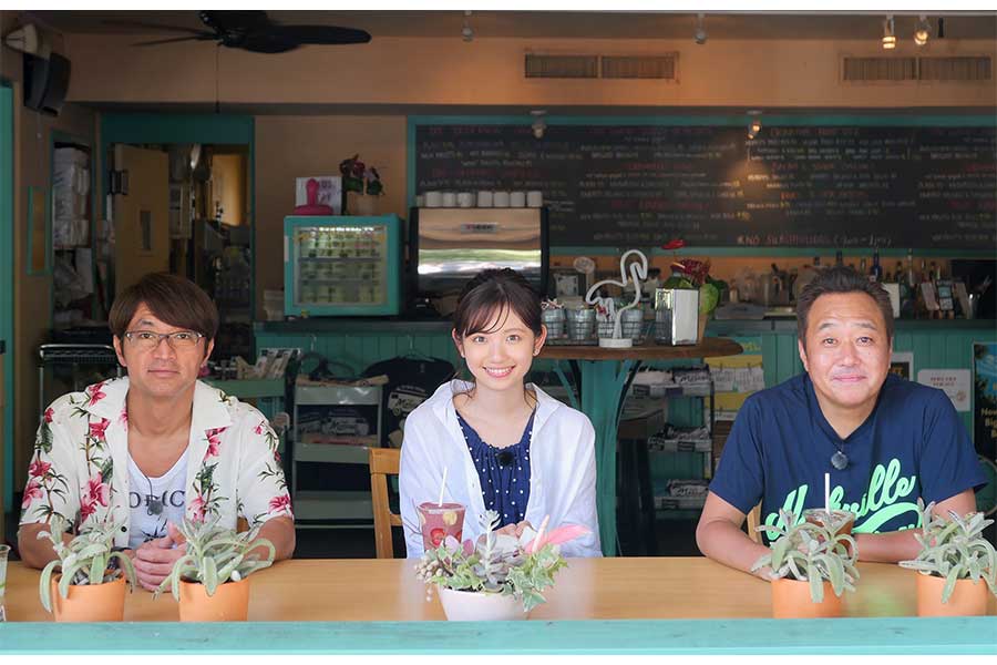 「モヤさま」「あさモヤ」で街の面白さを伝えるさまぁ～ずの大竹一樹（左）、三村マサカズ（右）、田中瞳アナウンサー（中央）【写真：(C)テレビ東京】