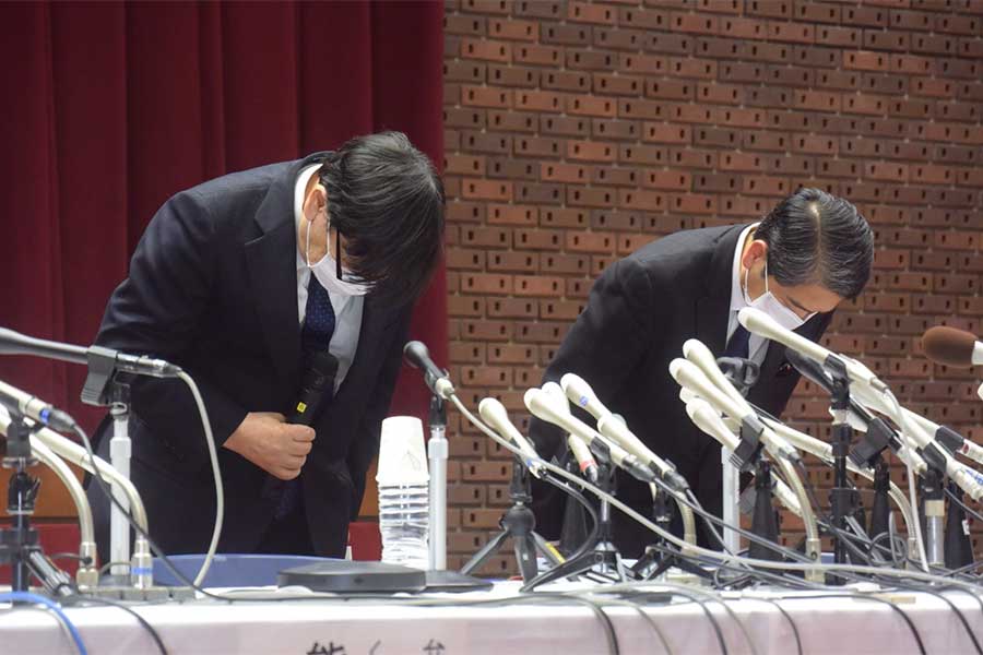 日本大学の加藤直人学長（左）と渡邊武一郎副学長が謝罪した【写真：ENCOUNT編集部】