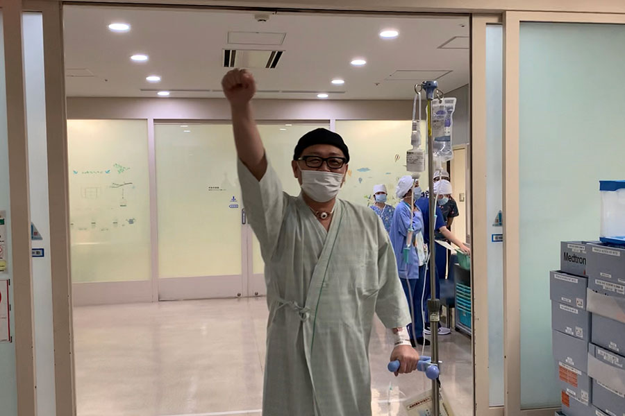 コロナ感染で酸素ボンベを背負い声帯を切除　GRACHAN岩崎代表が語る退院後の苦闘