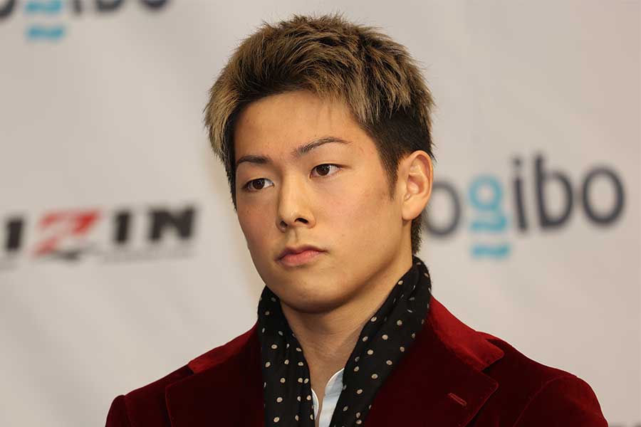 三浦孝太、祖父の墓前に勝利報告　幼少期に撮った思い出の1枚投稿「喜んでくれてると」